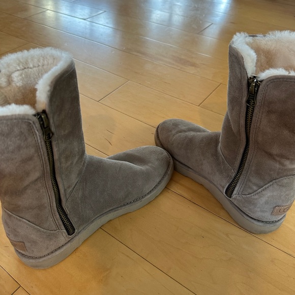 Short Ugg boots with zippers! Excellent condition - Picture 2 of 6